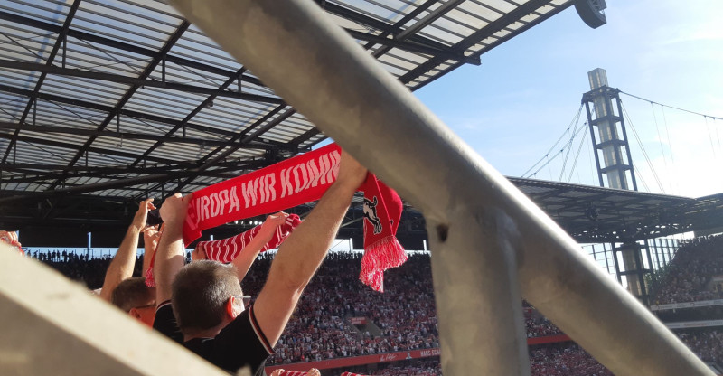Rund 48.000 Fans haben sich im Stadion eingefunden. Zu deren Sicherheit sind hunderte Einsatzkräfte vor, während und nach dem Spiel im Einsatz.